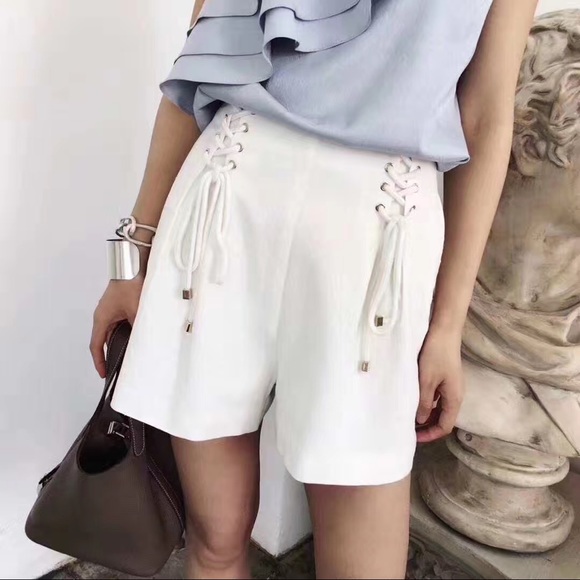 White shorts with Strings decorated - Picture 4 of 4